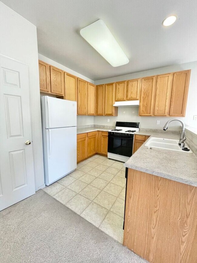 Foto del edificio - Great 2 bed, 2 bath, 2-story end-unit Condo in Rincon Valley!