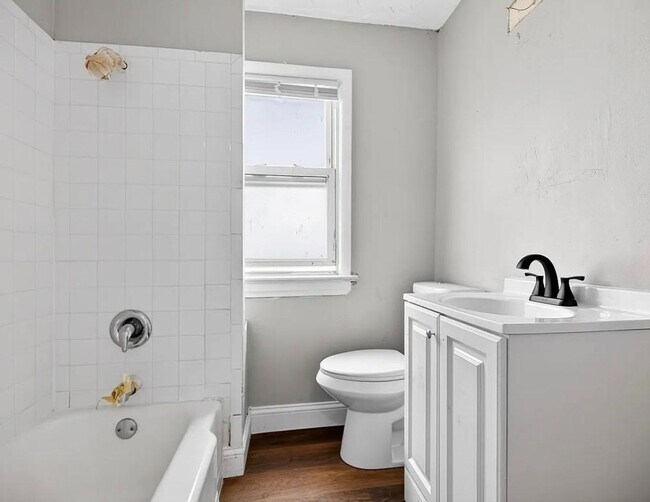 Foto del edificio - Spacious 5-bedroom, 2-bath single-family home