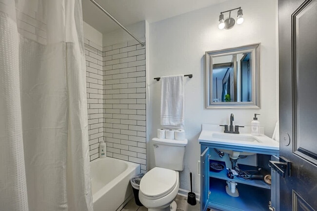 Building Photo - 1925 N Prospect Ave