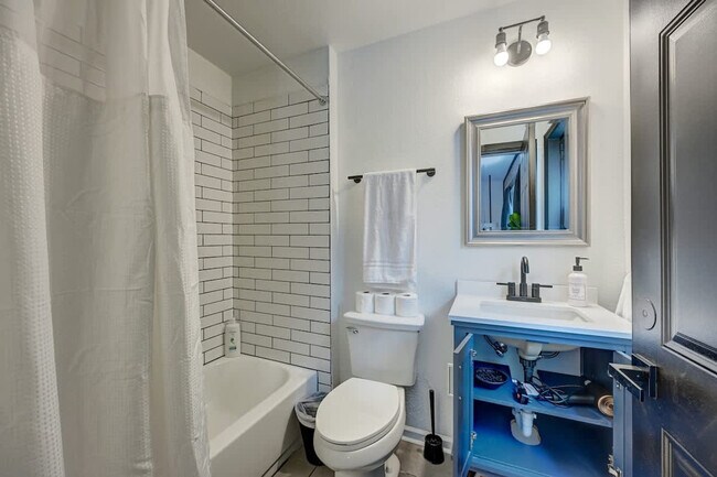 Building Photo - 1927 N Prospect Ave