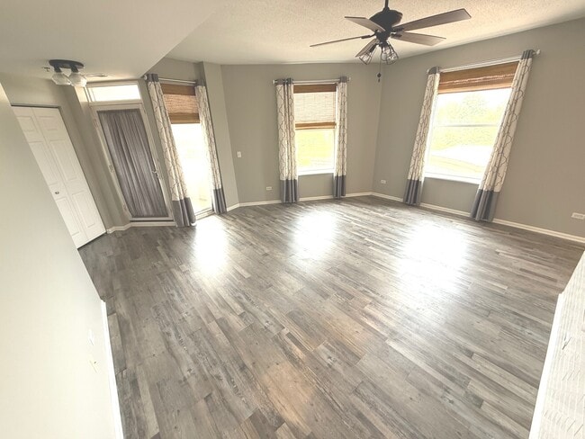 Building Photo - 400 Village Cir