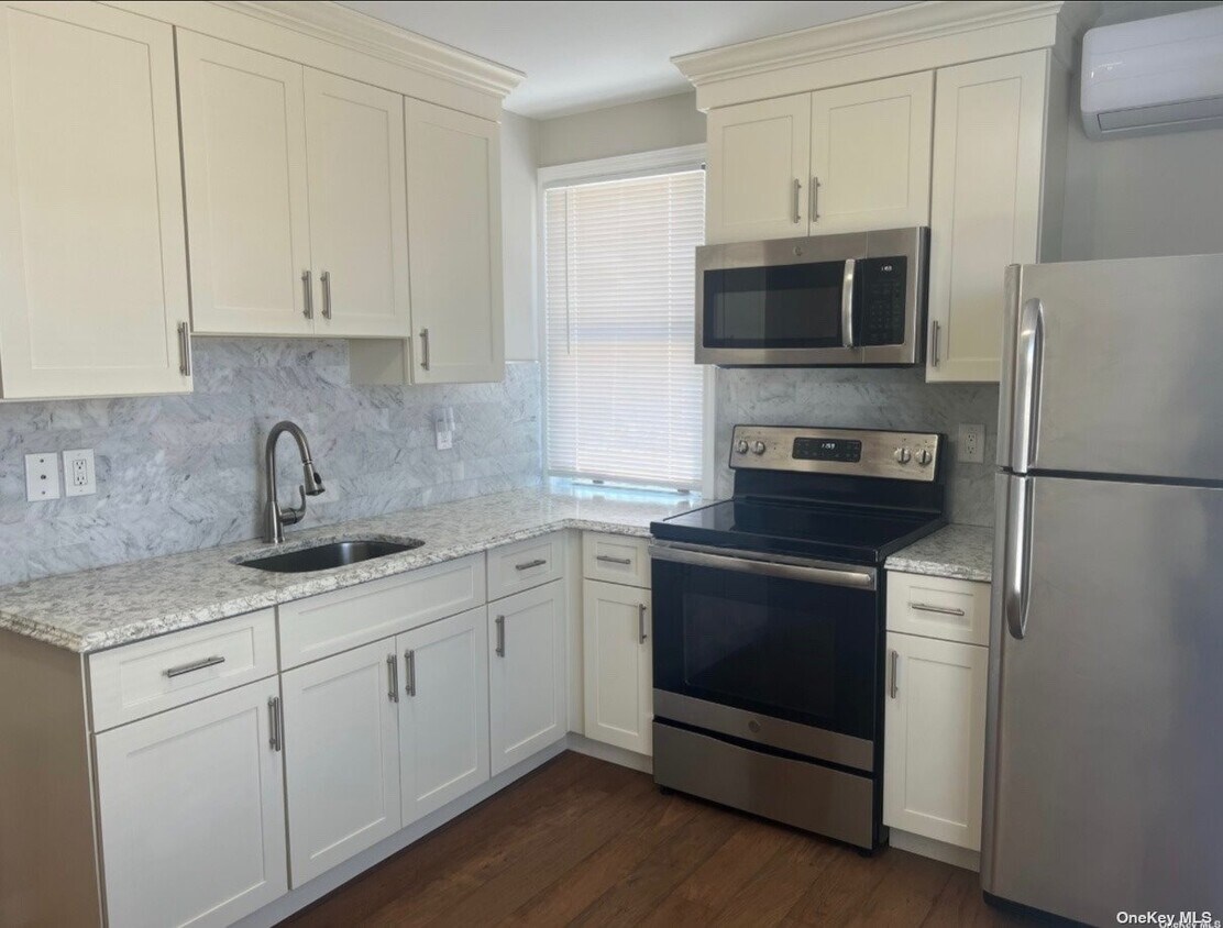 Foto principal - 882 Hempstead Turnpike