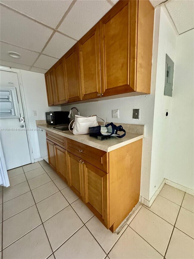 Foto del edificio - 18111 NW 68th Ave