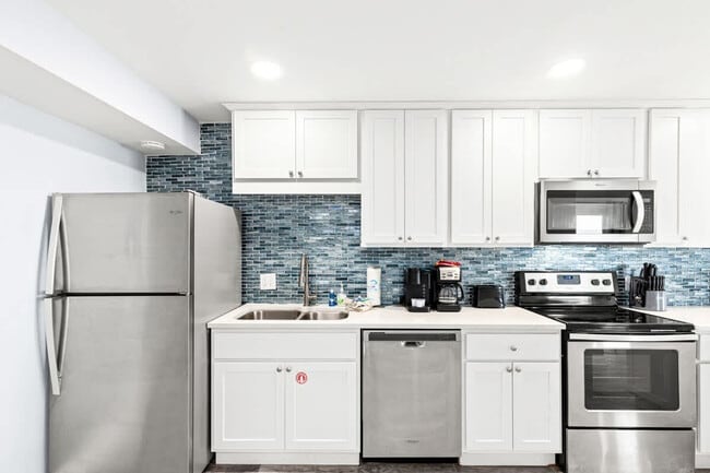 Building Photo - 8743 Thomas Dr