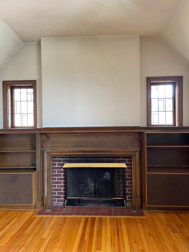 Built-in bookshelves - 2610 Cumberland Ave