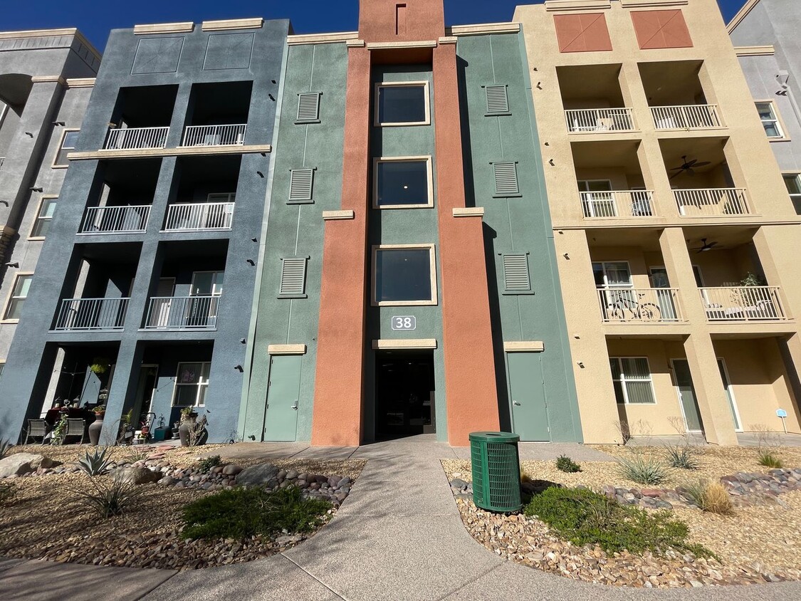 Foto principal - 2 bedroom 2 bath South Las Vegas Blvd Midrise