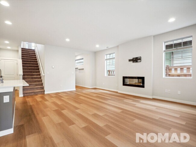 Foto del edificio - 3 Bedroom Townhome in Tehaleh/Bonney Lake