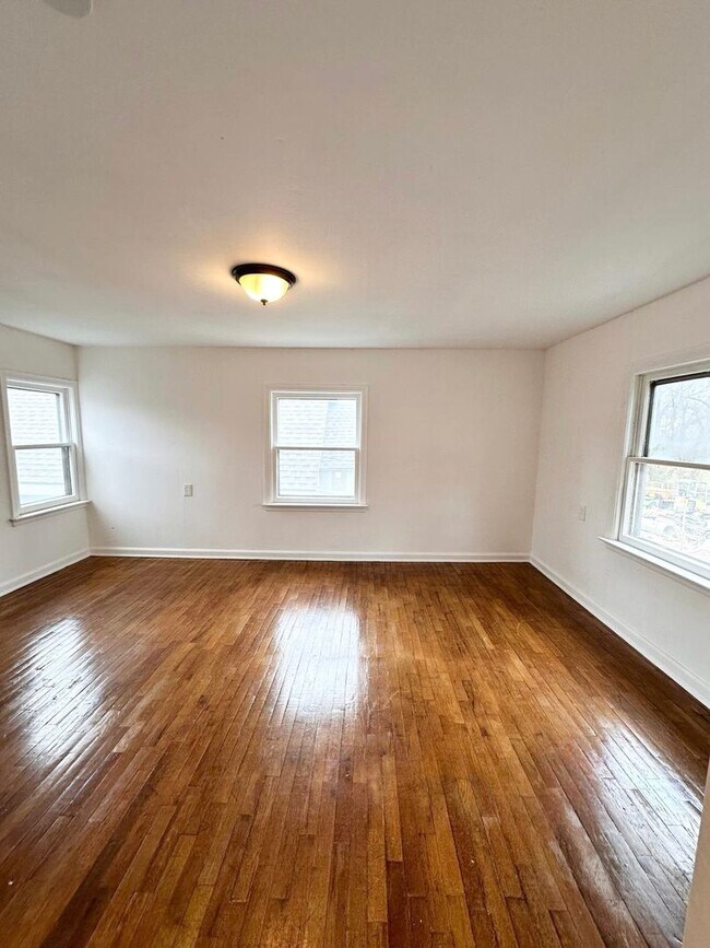 Building Photo - 4bedroom 1 bath accepting only housing vou...