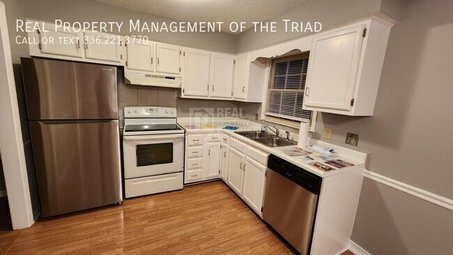 Building Photo - 2 Bedroom (with Bonus Room), 1 1/2 Bath To...