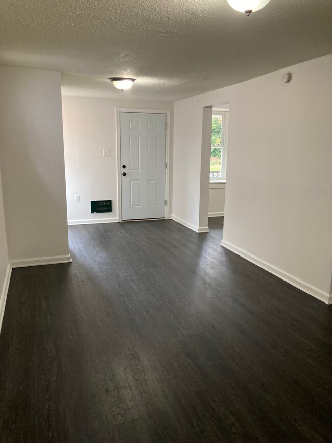 Building Photo - 2440 Penbrook Ave