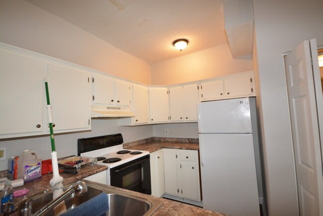 Foto del edificio - "Charming 3-Bedroom Retreat with Hardwood ...