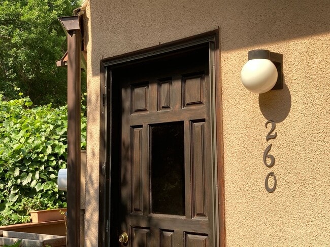 Foto del edificio - 3 Bedroom, 2 1/2 Bath Townhome - right up ...