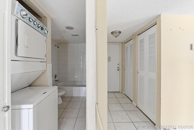 Building Photo - 4152 Inverrary Dr