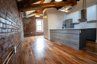 Building Photo - 85 King St E