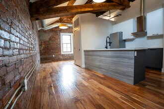 Building Photo - 85 King St E