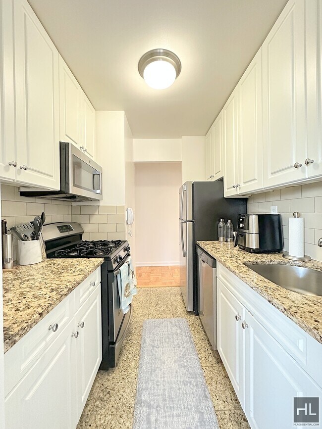 Building Photo - 1150 sqft  2 bed 2 bath on the 33rd floor ...