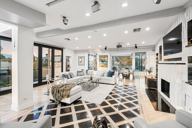 Foto del edificio - 3420 Blair Dr