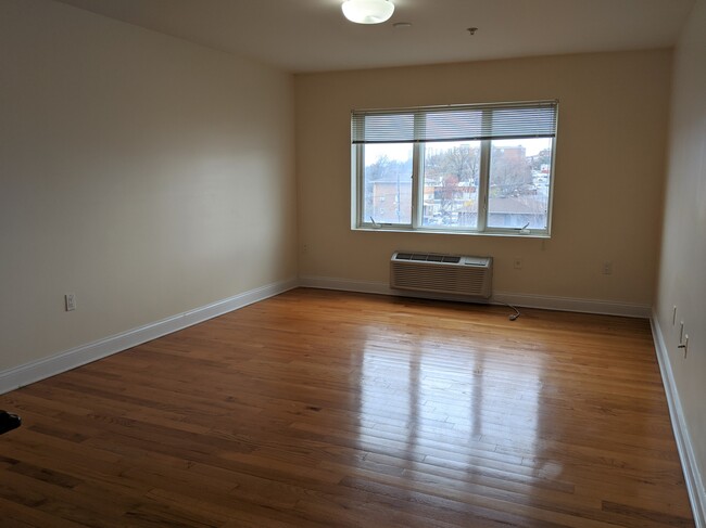 310 living room w/northern view - Madison House