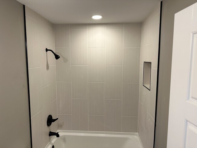 Ducha - 415 Martha Ln