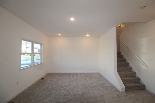 Foto del edificio - Newer Construction End Unit Townhome Near Sentara RMH Hospital for Rent!  Large Unfinished Baseme...