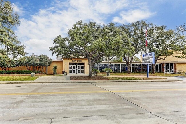 Building Photo - 7131 Shavelson St