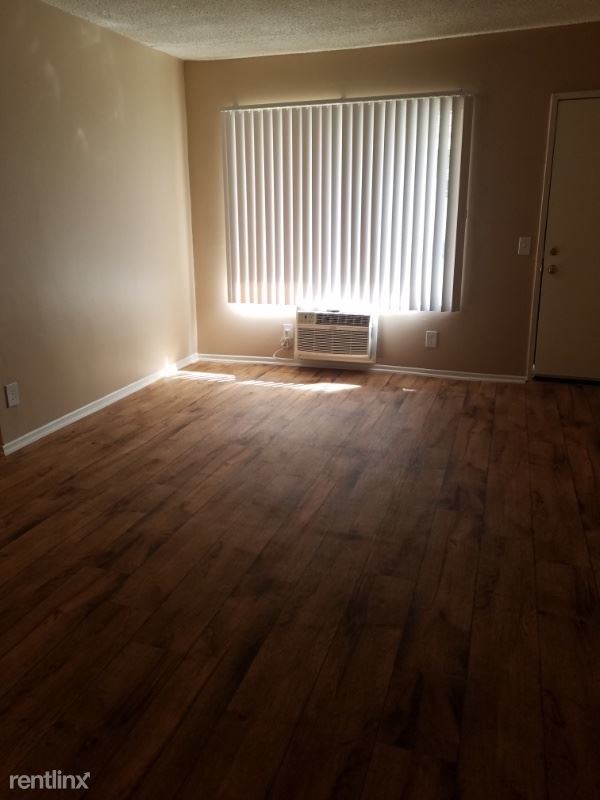 Building Photo - 1 br, 1 bath Apartment - 6615 De Soto Ave