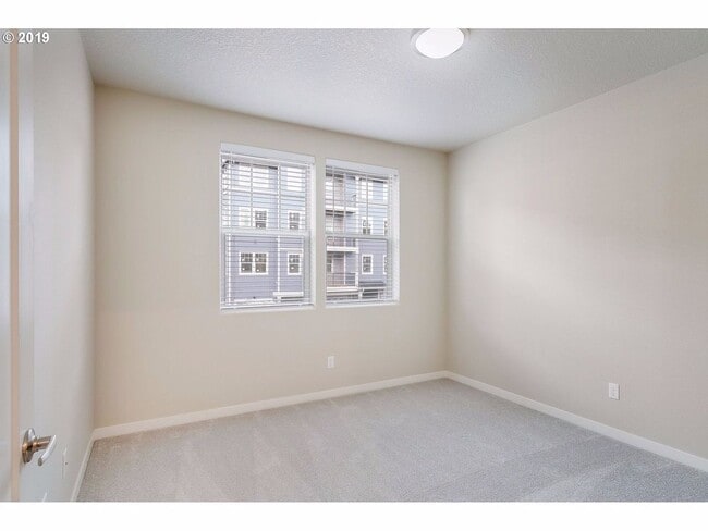 Building Photo - Great Condo with amenities