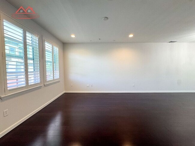 Building Photo - 326 Bautista Pl