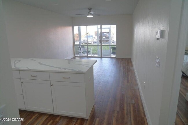 Foto del edificio - 719 S Beach St