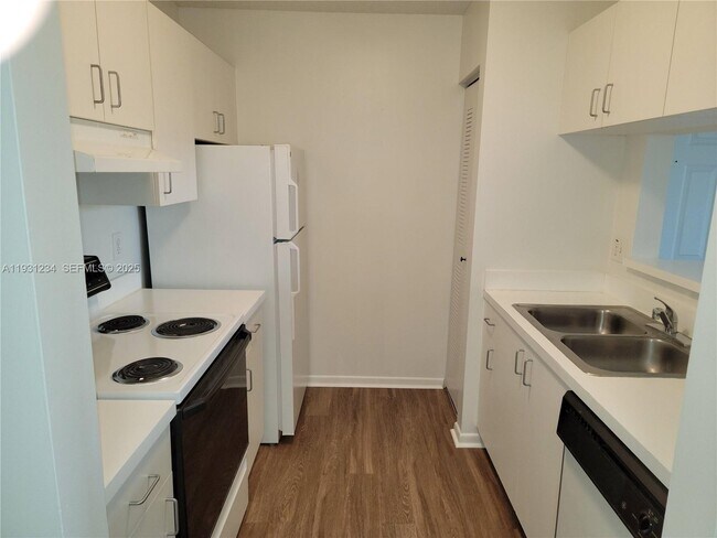 Foto del edificio - 1701 Village Blvd