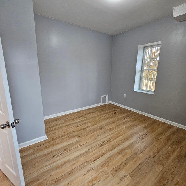 Building Photo - 429 E 9th St