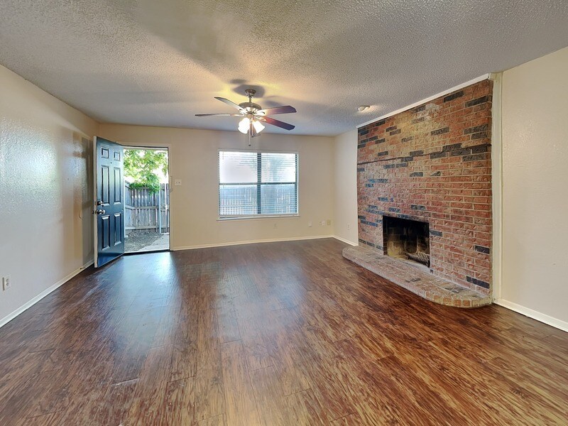 Primary Photo - 930 Southmoor Dr