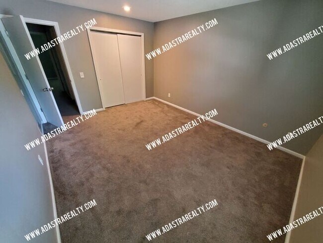 Building Photo - Very Nice 3 Bedroom/1.5 Bath Duplex in Ola...