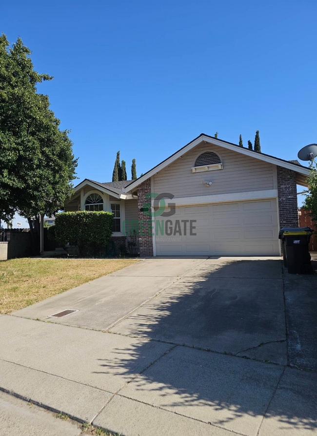Building Photo - NOW AVAILABLE! Make this spacious 3 bedroo...