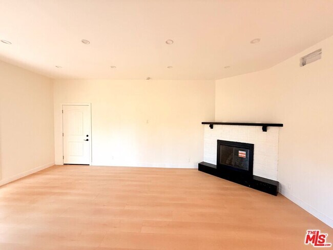 Foto del edificio - 6132 Whitsett Ave