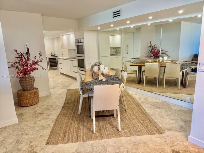 Foto del edificio - 1111 Crandon Blvd