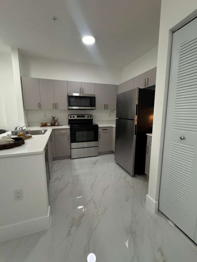 Building Photo - 943 W 67th St