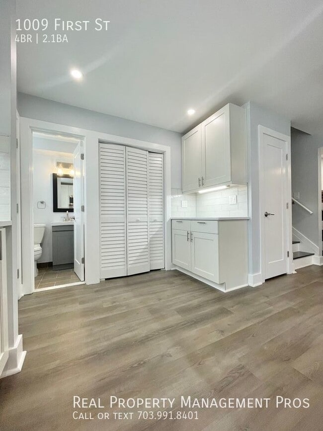 Building Photo - COMPLETLEY UPDATED MASSIVE TOWNHOME IN THE...
