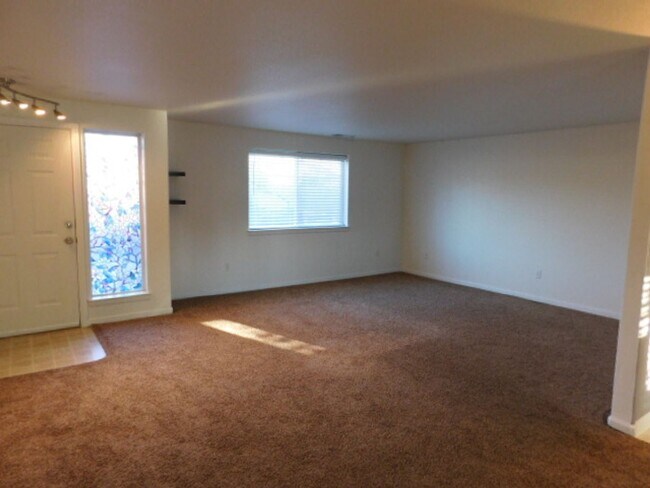 Foto del edificio - 3Bd/2.5Ba Two-story house- Available Soon!