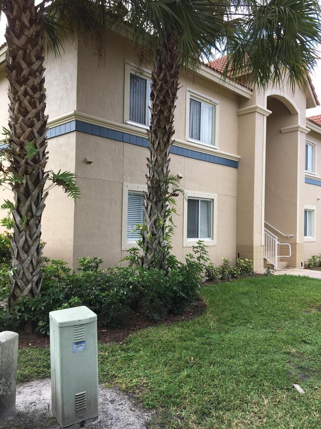 Foto del edificio - 1049 Golden Lakes Blvd