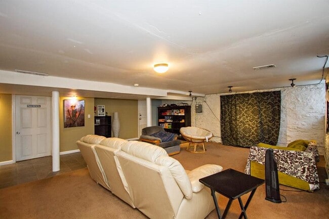 Foto del edificio - 641 Riddle Rd