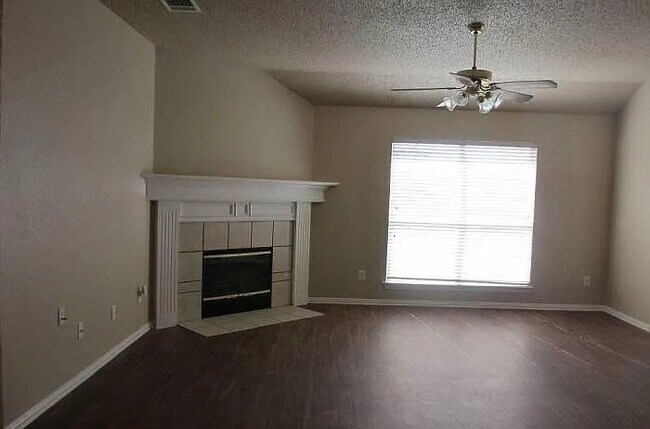 Foto del edificio - 1700 Farmington Dr