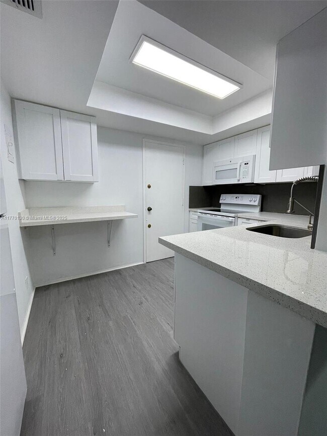 Foto del edificio - 1400 NE 169th St