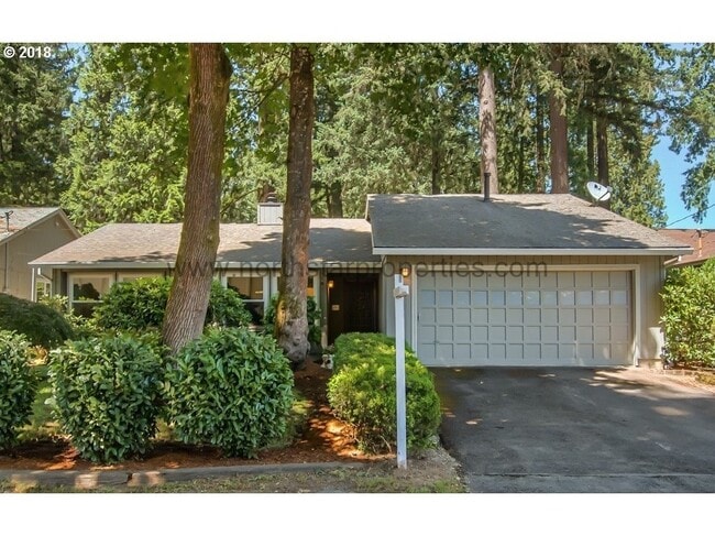 Great Lake Grove Bungalow Walking Distance to Everything - Great Lake Grove Bungalow Walking Distance to Everything House
