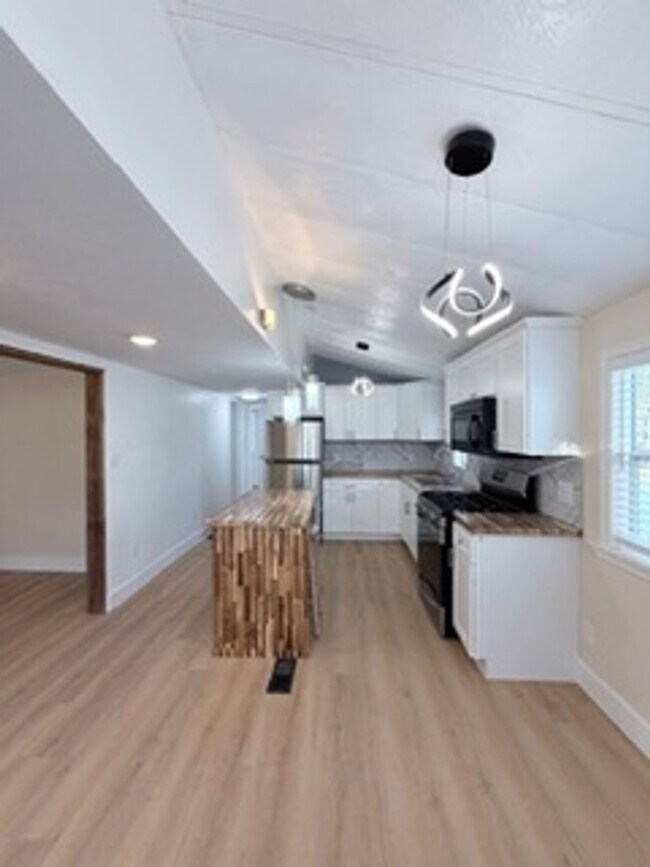 Building Photo - Renovated 2 bedroom 1 Bath For Rent in St Cloud