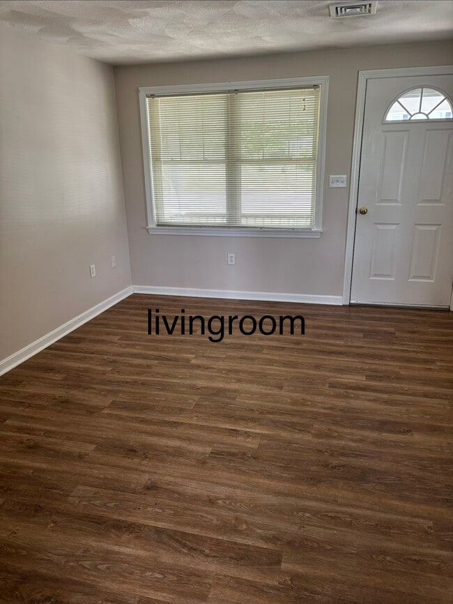 Building Photo - 16 Robinhood Ln