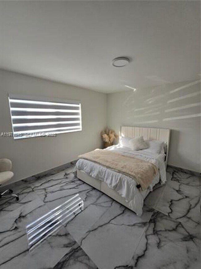 Foto del edificio - 869 W 37th St