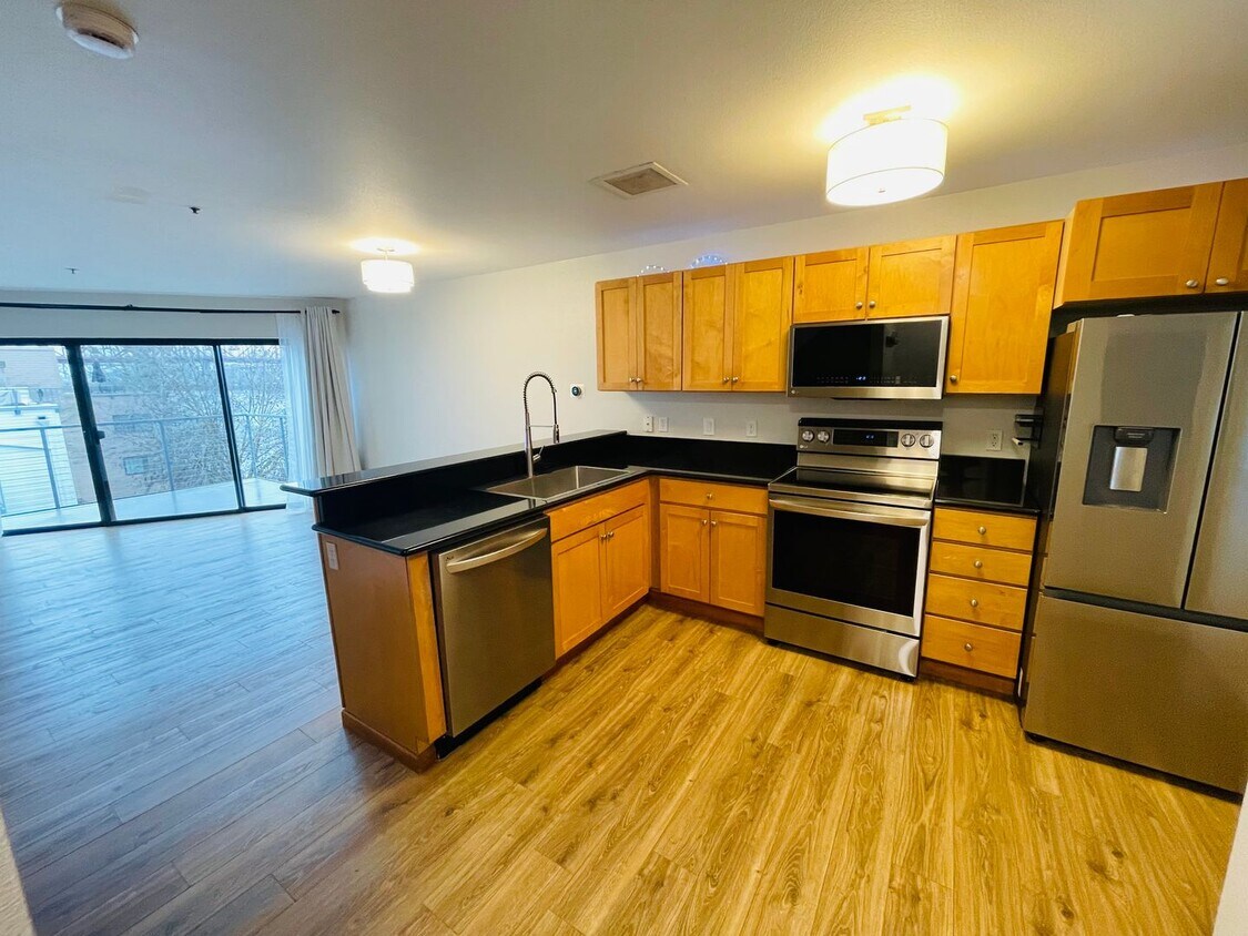 Top Floor 1bdrm Condo with River Views and Private Deck | FREE reserved parking Included! - Top Floor 1bdrm Condo with River Views and Private Deck | FREE reserved parking Included!