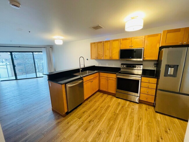 Foto del edificio - Top Floor 1bdrm Condo with River Views and Private Deck | Most Utilities & Parking Included!