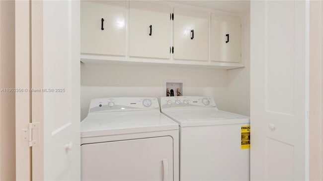 Building Photo - 933 NE 24th Ave